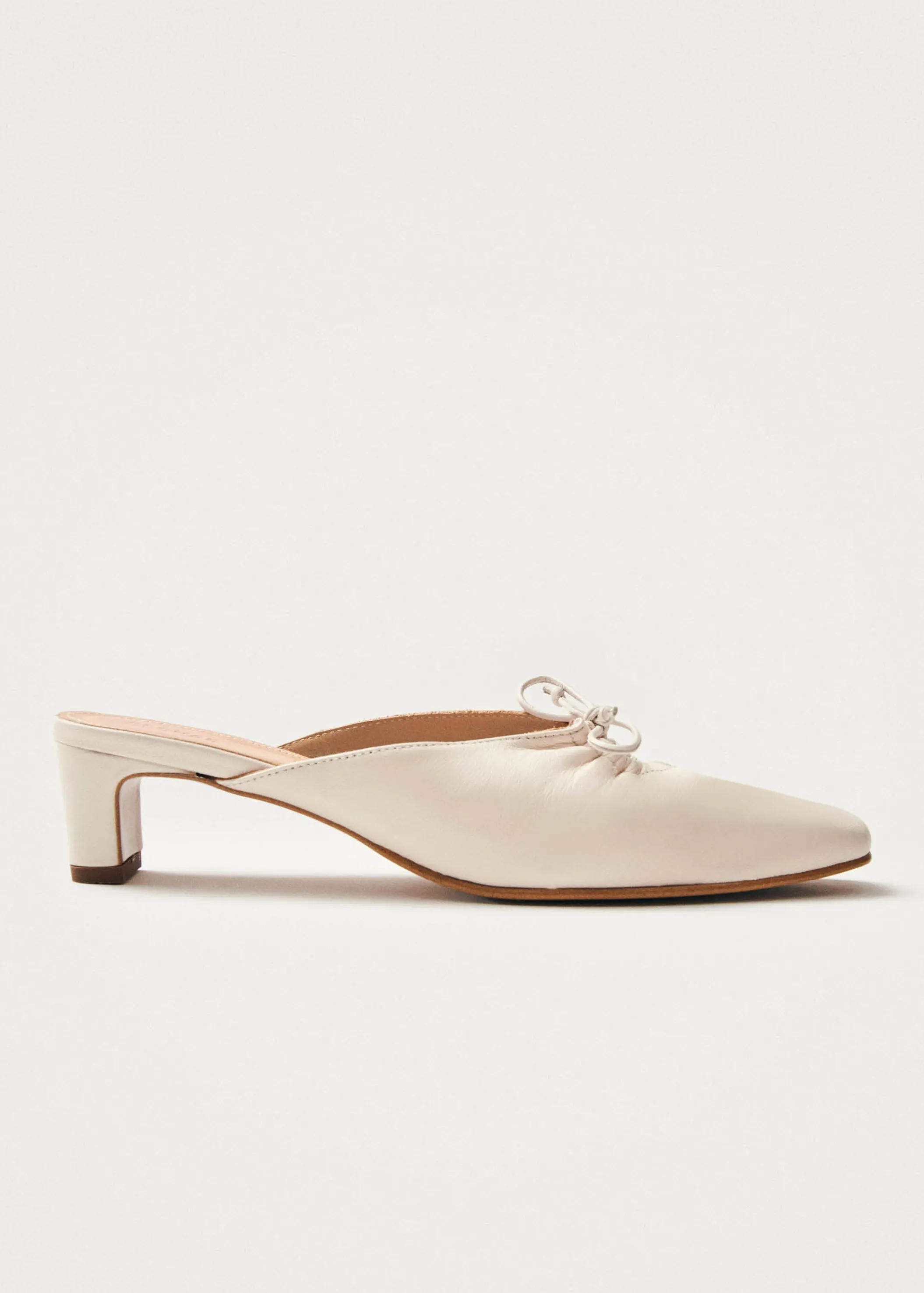 ALOHAS Amar Creme Leder Pantoletten< Limited Units | Mules