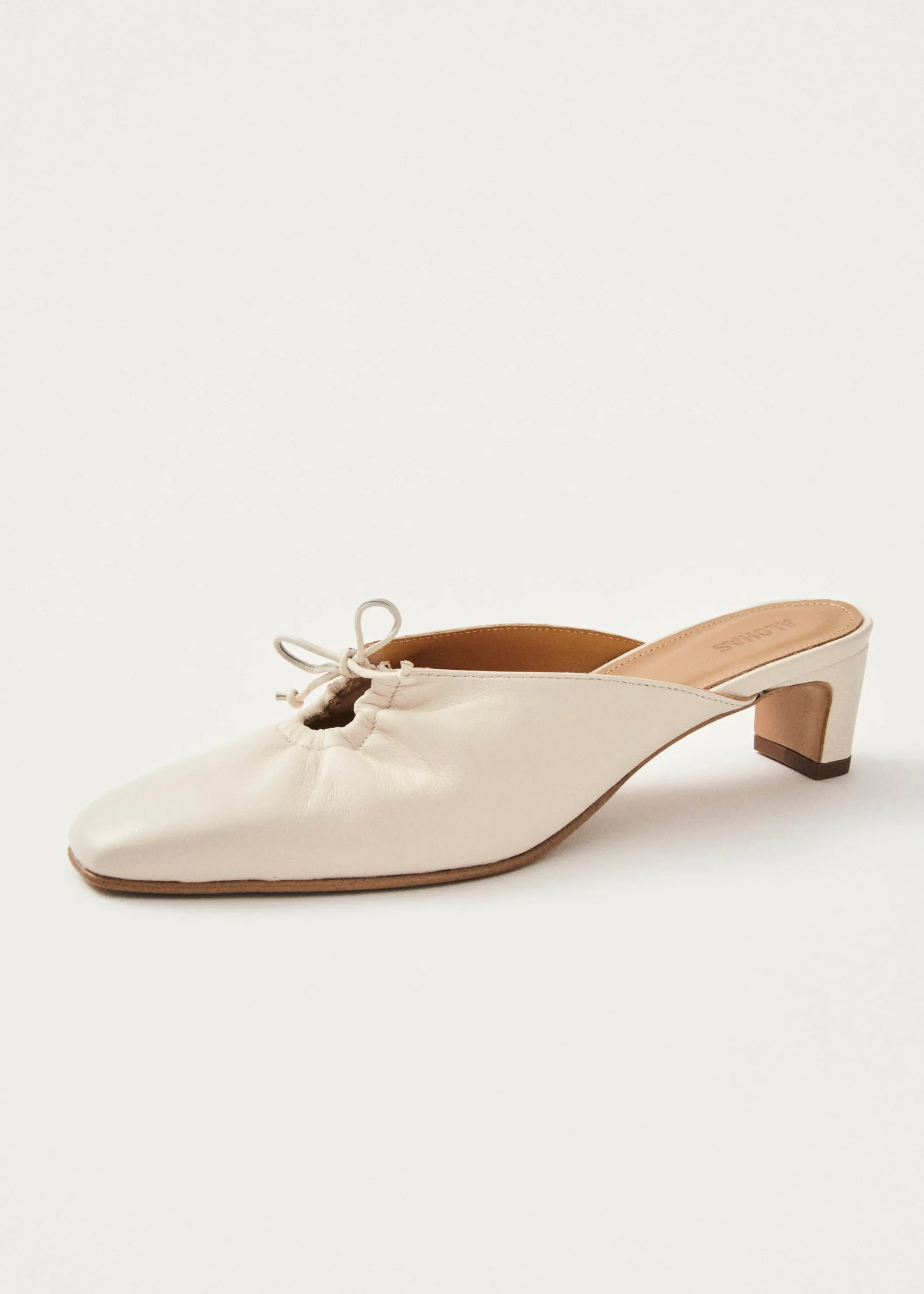 ALOHAS Amar Creme Leder Pantoletten< Limited Units | Mules