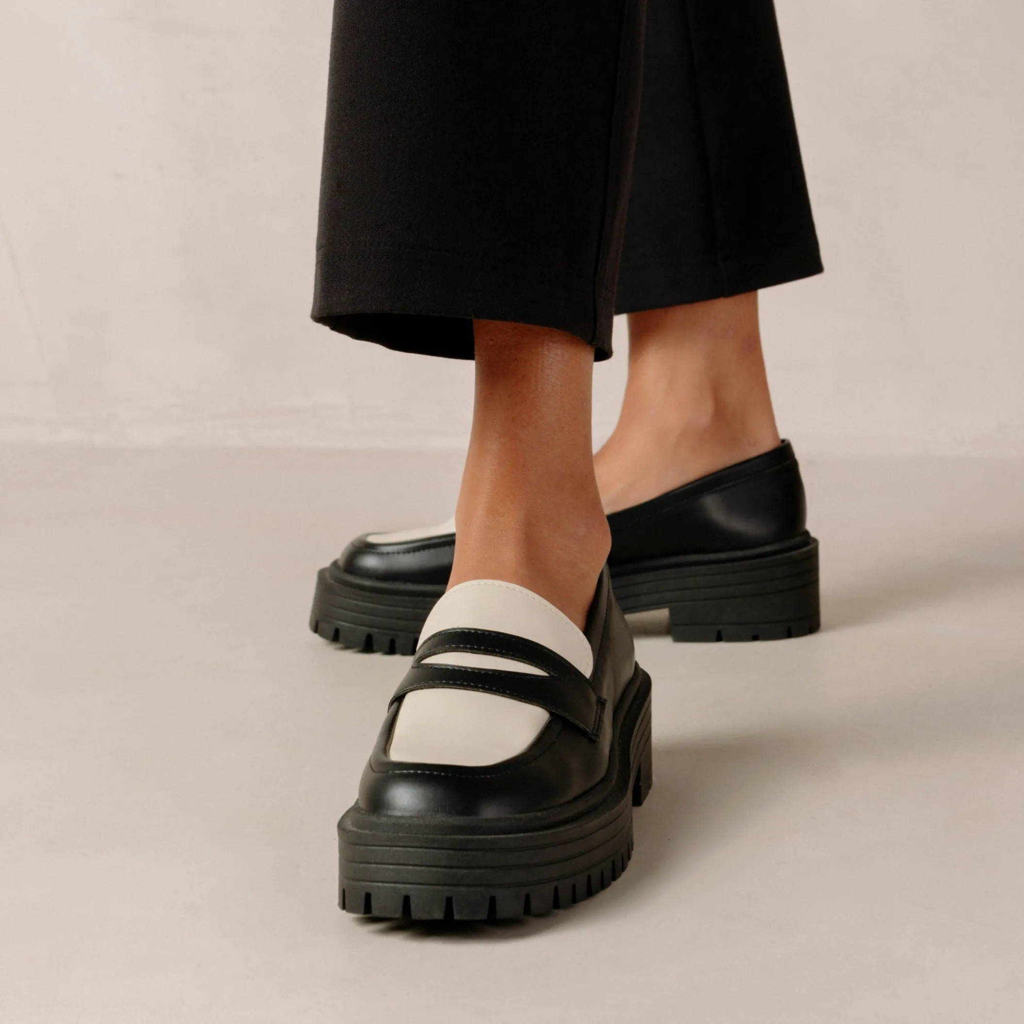ALOHAS Mask Bicolor Black Vegan Leather Loafers< Vegan