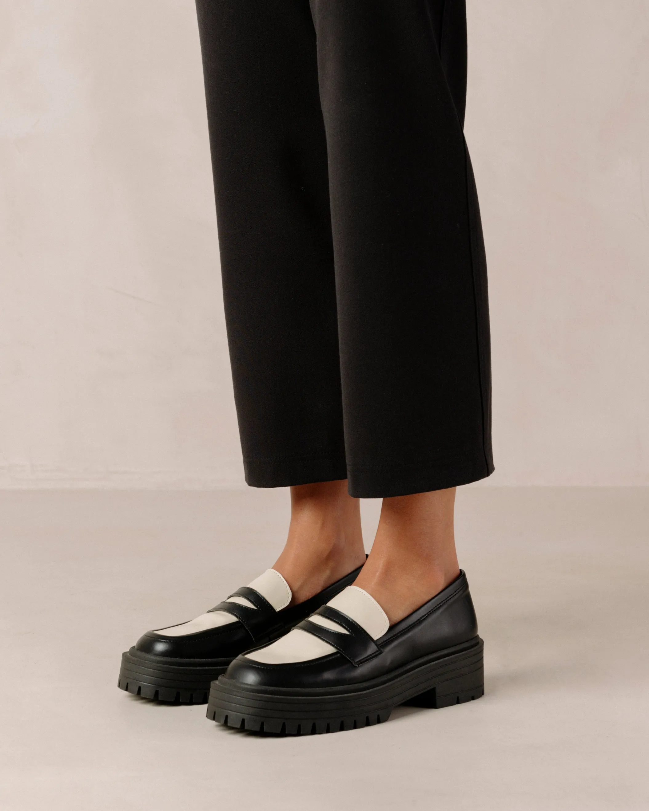 ALOHAS Mask Bicolor Black Vegan Leather Loafers< Vegan