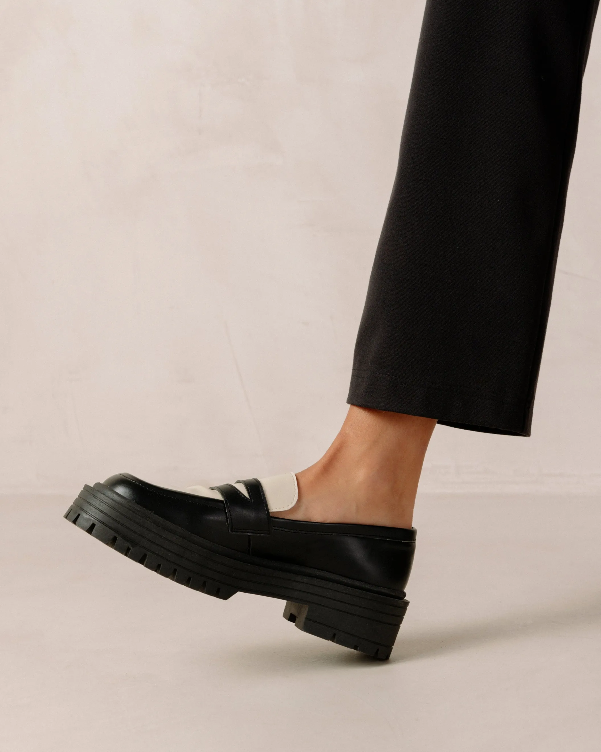 ALOHAS Mask Bicolor Black Vegan Leather Loafers< Vegan